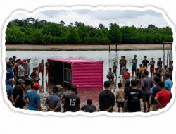 Satu kontainer MV Golden Star 1 hanyut sampai Belakang Padang, 99 lainnya masih hilang dan dicari